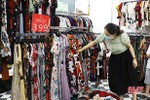Đầu thu đông, các cửa hàng thời trang ở Hà Tĩnh đua nhau xả đồ hè