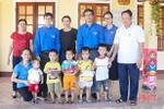 Chi đoàn Báo Hà Tĩnh tặng 20 suất quà cho trẻ em nghèo vui Tết Trung thu