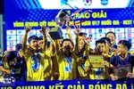Cầu thủ người Hà Tĩnh cùng U17 Sông Lam Nghệ An lần thứ 8 vô địch giải quốc gia