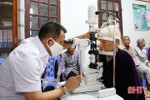 Gần 300 người dân Lộc Hà được khám mắt miễn phí