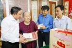 Lãnh đạo Hà Tĩnh thăm hỏi, tặng quà Mẹ Việt Nam anh hùng và Anh hùng LLVT Nhân dân