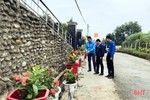 Tuổi trẻ xã biên giới làm đường hoa chào mừng Đại hội Đảng bộ Hà Tĩnh