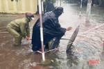 Trực cống tháo nước, ứng phó diễn biến mới của mưa lũ tại TP Hà Tĩnh