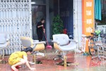 Nước rút dần, người dân TP Hà Tĩnh lục đục dọn dẹp nhà cửa