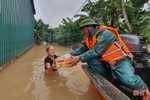 Cận cảnh cứu trợ người dân “tâm lũ” Cẩm Xuyên trong sáng nay