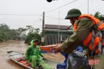 Thuyền “dã chiến” cứu trợ đắc lực cho người dân vùng tâm lũ ở Hà Tĩnh