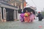 Nước lũ lên nhanh, người dân TP Hà Tĩnh đổ xô mua lương thực tích trữ
