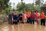 PVC và đội xuồng hơi Hà Nội giải cứu 91 người dân kẹt trong vùng lũ