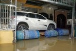 Nhiều cách bảo vệ ôtô độc đáo trong mùa lũ lụt