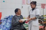 Công đoàn Y tế hỗ trợ suất ăn cho bệnh nhân trong ngày mưa lũ