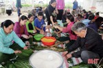 Người dân huyện miền núi Hà Tĩnh gói 3.500 bánh chưng gửi đồng bào ngập lụt