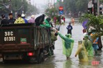 Hà Tĩnh: Nhiều xe tải lớn làm “taxi” miễn phí cho người dân vùng lụt