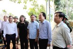 Bộ trưởng Bộ GD&ĐT thăm, tặng quà các trường học vùng lũ Hà Tĩnh
