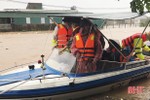 Cảnh sát đường thủy luồn ca-nô ứng cứu người dân “rốn lũ” Hà Tĩnh
