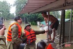 Nhiều khu vực ở thành phố Hà Tĩnh vẫn ngập sâu hơn 1m