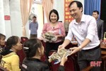 Bí thư Tỉnh ủy Hoàng Trung Dũng tặng quà cho bà con vùng ngập lụt ở Lộc Hà
