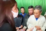 Vợ chồng ca sĩ Thủy Tiên trao hỗ trợ 200 triệu cho hộ chăn nuôi trắng tay sau lũ ở Hà Tĩnh