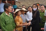 Vợ chồng ca sỹ Thủy Tiên trao quà cho người dân vùng lũ Hà Tĩnh
