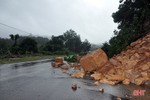 Toàn cảnh sạt lở đất khiến Quốc lộ 15A đoạn qua Hương Khê tê liệt