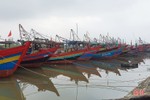 Ngư dân Hà Tĩnh gấp rút đưa tàu thuyền vào bờ tránh bão số 9