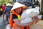 “Sao Mai” Trần Thụy Miên lội nước trao quà hỗ trợ lũ lụt ở quê nhà Hà Tĩnh