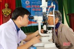 Khám, cấp thuốc miễn phí các bệnh về mắt cho người dân Cẩm Xuyên