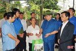 Chủ tịch Hội Nông dân Việt Nam thăm hỏi, trao quà cho người dân vùng lũ Cẩm Xuyên