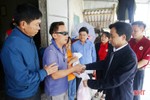 Phó Bí thư Tỉnh ủy Hà Tĩnh thăm hỏi, tặng quà người dân huyện Thạch Hà, Cẩm Xuyên