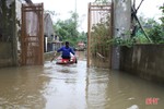 Sáng nay, nhiều khu dân cư ở Can Lộc vẫn bị nước bủa vây