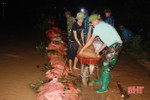 Hàng trăm người dân Thượng Lộc đắp đê trong đêm, ngăn nước thượng nguồn gây ngập lụt