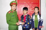 Nhặt được tiền rơi, 2 học sinh ở Can Lộc mang nộp công an