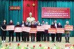 Hội đồng hương Cẩm Xuyên tại TP Hồ Chí Minh trao quà cho đồng bào vùng lũ