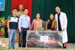 Bác sỹ Trần Quốc Khánh và những người bạn huy động 1,2 tỷ đồng trao tặng người dân vùng lũ Hà Tĩnh