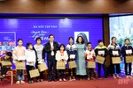 Cô giáo Hà Tĩnh dành số tiền ra mắt tập thơ mới để hỗ trợ học sinh nghèo vùng lũ