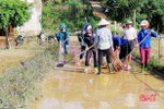 Người dân Vũ Quang khẩn trương dọn dẹp vệ sinh sau lũ