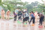 Lực lượng vũ trang Hà Tĩnh hỗ trợ dọn dẹp vệ sinh trường học sau lũ