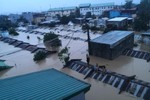 Bão Vamco gây lụt chạm nóc nhà ở Philippines