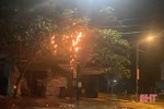 Cột điện cháy rực trong đêm ở thành phố Hà Tĩnh