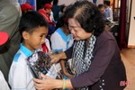 Nguyên Phó Chủ tịch nước Trương Mỹ Hoa thăm hỏi, tặng quà bà con vùng lũ Hà Tĩnh