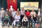 Trao 50 xe lăn cho người khuyết tật ở Thạch Hà 