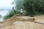 Bờ sông Ngàn Sâu sạt lở, ăn sâu vào đất vườn ở Vũ Quang