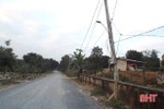 Cột điện gãy chân, đe dọa người đi đường trên quốc lộ 281 ở Vũ Quang