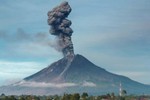 Indonesia: Núi lửa Ili Lewotolok thức giấc, phun tro bụi cao tới 4 km