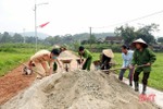 Công an Hương Sơn giúp dân xây dựng nông thôn mới