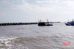 Ứng cứu thuyền cá 230 CV của ngư dân Hà Tĩnh bị sóng đánh chìm