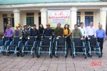 Trao tặng 65 xe lăn cho người khuyết tật ở Vũ Quang, Nghi Xuân