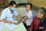 Khám, cấp thuốc miễn phí cho hơn 200 người dân huyện Nghi Xuân