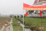 “Đội mưa” phá bờ thửa nhỏ làm cánh đồng mẫu lớn ở phố biển Thiên Cầm