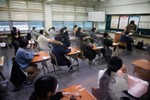 Gần nửa triệu học sinh Hàn Quốc bước vào kỳ thi đại học chưa từng có vì Covid-19