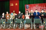 Hội Nam y Việt Nam tặng quà cho người khuyết tật, hộ nghèo Hương Sơn